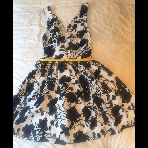 Elle Dresses & Skirts - Elle size floral print belted flared dress